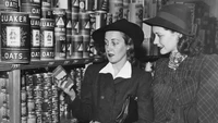 Tahun 1945, supermarket jadi tempat belanja pilihan orang Amerika. Terlihat dua pelanggan wanita jalan-jalan dan memilih produk makanan kalengan di supermarket. Foto: Getty Images via Business Insider