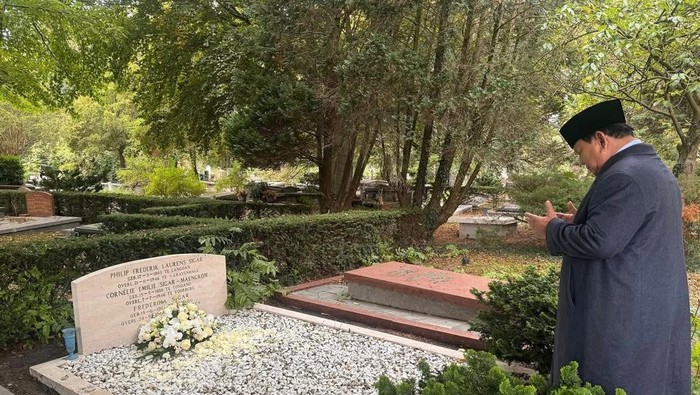 Prabowo ziarah ke makam kakek-nenek di  Den Haag, Belanda
