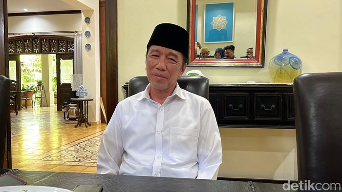 Presiden ke-7 RI Joko Widodo (Jokowi) di rumahnya di Sumber, Banjarsari, Jumat (26/9/2025).
