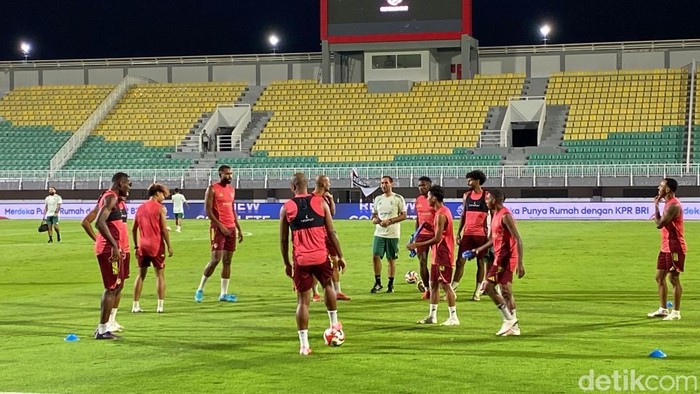 PSM Makassar menggelar latihan di Stadion Gelora BJ Habibie jelang lawan PSIM Yogyakarta.