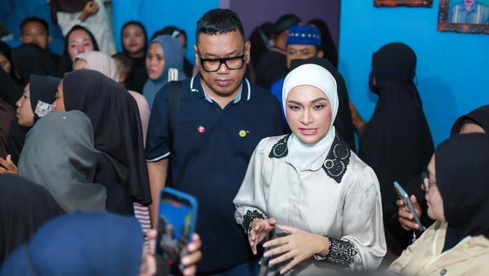 Putri Zulhas dan Uya Kuya saat mendampingi pemulangan jenazah PMI Lampung