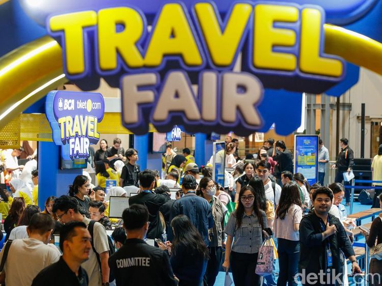 Ramai Pengunjung Berburu Tiket Murah di Travel Fair 2025