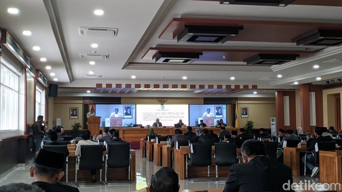 Rapat paripurna DPRD NTD persetujuan Ranperda APBD-P 2025, Kamis (26/9/2025).