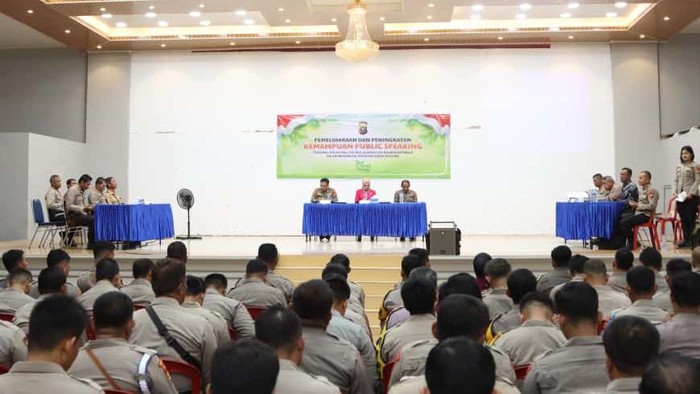 Ratusan personel Polres Inhil dilatih kemampuan public speaking.