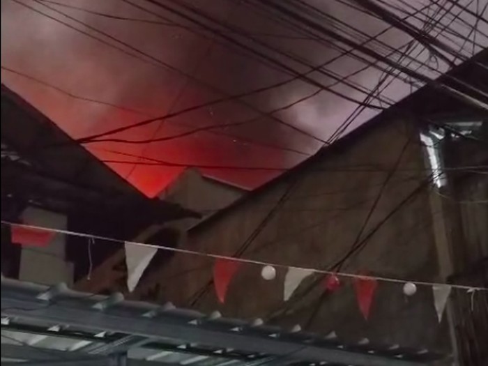 Rumah di Kuningan, Jakarta Selatan (Jaksel), dilanda kebakaran. Puluhan personel pemadam kebakaran (damkar) dikerahkan ke lokasi. (dok Damkar Jakarta)