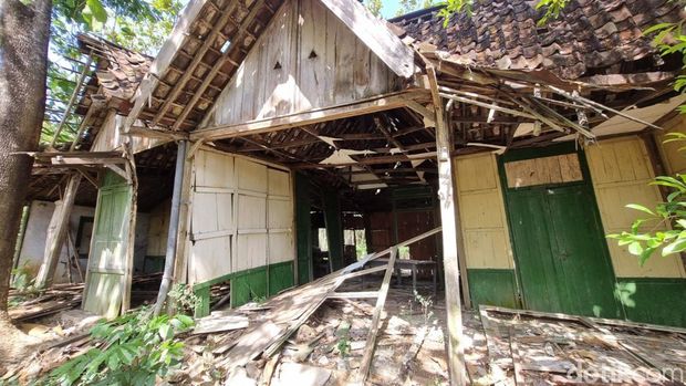 Kondisi rumah tua Bupati ke-18 Gunungkidul yang saat ini terbengkalai, Jumat (26/9/2025).
