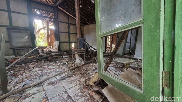 Kondisi bagian dalam rumah Bupati ke-18 Gunungkidul yang dipenuhi tumpukan kayu.