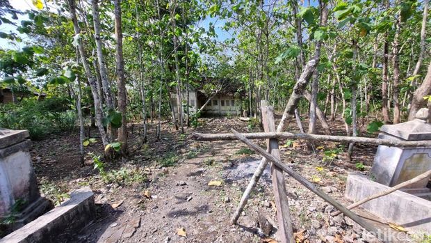 Kondisi rumah tua Bupati ke-18 Gunungkidul yang saat ini terbengkalai, Jumat (26/9/2025).