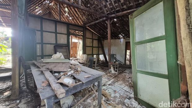 Penampakan di dalam rumah tua milik eks Bupati Gunungkidul di tengah kebun jati.