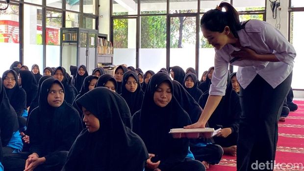 Santri Pondok Pesantren Assuruur santap MBG.