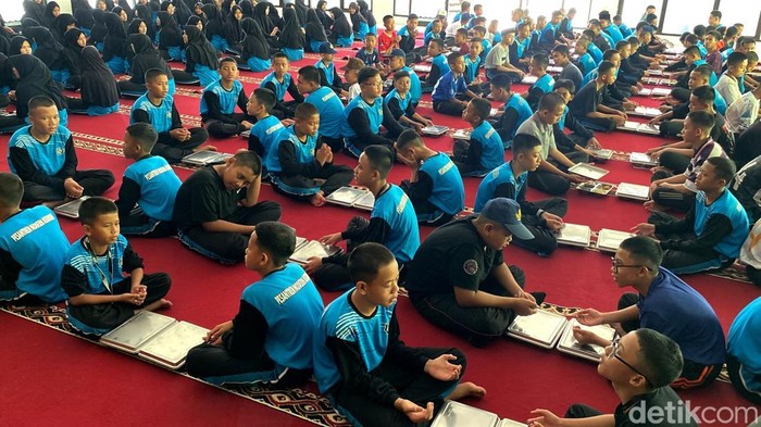 Santri Pondok Pesantren Assuruur santap MBG.