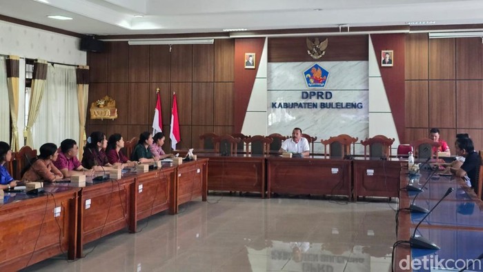 Sejumlah tenaga honorer non-database di Kabupaten Buleleng menyampaikan keluh kesah mereka kepada DPRD Buleleng, Jumat (26/9/2025).