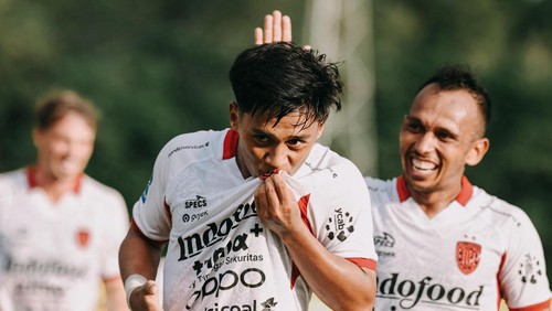 Selebrasi Reyner Barusu mencium logo Bali United saat mencetak gol ke gawang Semen Padang di Stadion Haji Agus Salim, Kota Padang, Jumat (26/9/2025).