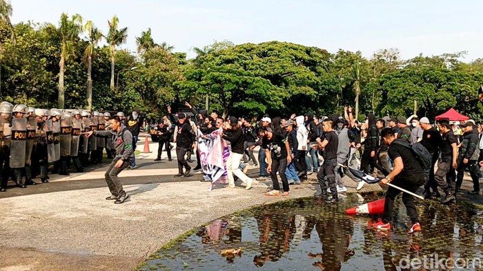 Simulasi unjuk rasa di Lapang Tegallega Bandung