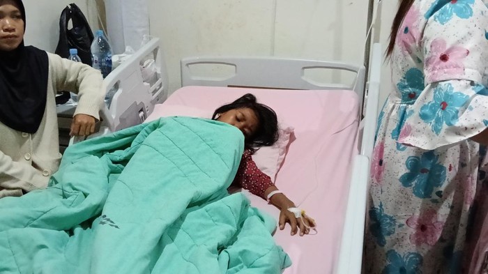 Siswa SDN 178 bernama Disfa terlihat lesu usai mengalami mual,muntah dan sakit kepala usai menyantap MBG