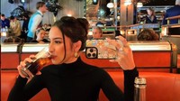 Selama berada di negara kincir angin tersebut, ibunda Kamari ini suka membagikan momen kesehariannya. Mulai dari jalan-jalan, kulineran, hingga masak. Foto: TikTok @jennifer.coppen