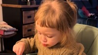 Pemilik usaha Chewy Dessert itu menyajikan masakannya kepada Justin Hubner dan keluarga. Tidak lupa putrinya, Kamari juga turut menikmati nih. Foto: TikTok @jennifer.coppen