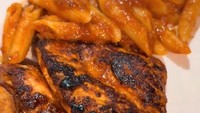 Begini hasil akhir masakan Jennifer! Terlihat enak ya? Potongan dada ayam panggang tersebut disajikan dengan pasta penne yang dimasak dengan saus mirip bolognese berwarna oranye kemerahan. Foto: TikTok @jennifer.coppen