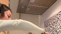 Sesekali artis keturunan Belanda itu membolak balikkan ayam panggangnya supaya matang lebih merata. Setelah selesai dipanggang, ayam tersebut didinginkan sebentar di atas wadah talenan kayu. Foto: TikTok @jennifer.coppen