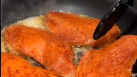 Hidangan yang dimasak adalah ayam panggang. Artis kelahiran 2001 itu menggunakan ayam fillet bagian dada yang ia bumbui dengan rempah-rempah, lalu dipanggang di atas teflon. Foto: TikTok @jennifer.coppen