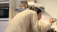 Di tengah sibuk masak, tiba-tiba Justin Hubner datang menghampiri influencer tersebut. Sementara Jennifer membumbui makanan, Justin tampak memeluknya dari belakang.Foto: TikTok @jennifer.coppen