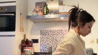 Belum lama ini, artis berusia 24 tahun itu mengunggah video di TikTok pribadinya @jennifer.coppen, menunjukkan momen ketika ia masak di rumah. Dalam keterangan video, Jennifer mengaku love languagenya adalah memasak untuk orang tercinta. Foto: TikTok @jennifer.coppen