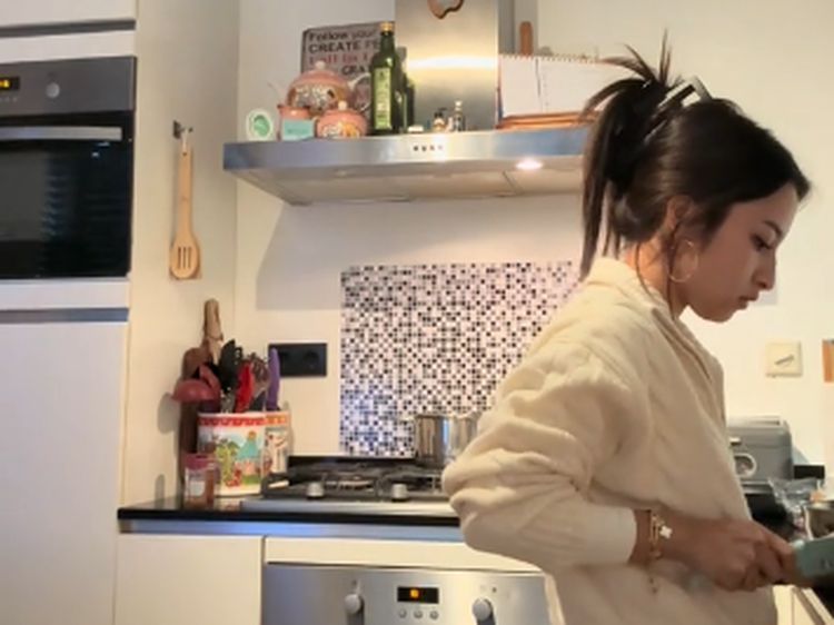 So Sweet! Jennifer Coppen Masak Ayam Panggang Untuk Justin Hubner