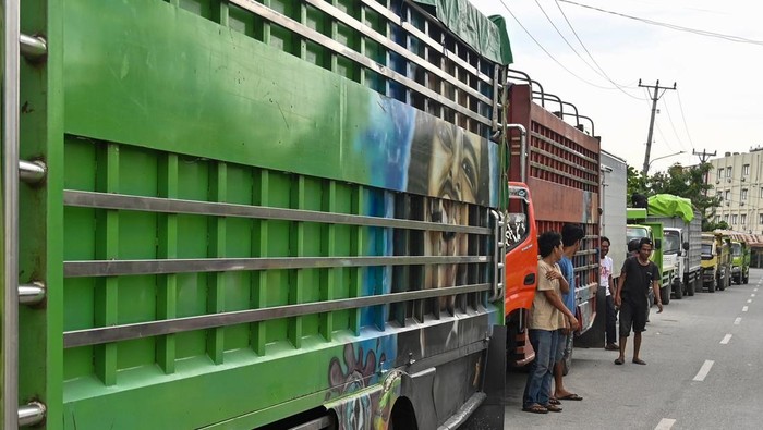 Sejumlah sopir truk menunggu antrean pengisian BBM jenis solar subsidi di Palu, Sulawesi Tengah, Jumat (26/9/2025). Menurut para sopir truk, antrean panjang itu terjadi karena jumlah permintaan solar subsidi itu melebihi pasokan solar yang telah dikuotakan pemerintah dan berdasarkan proyeksi Pertamina 2025 permintaan solar lebih tinggi 1,3-1,4 juta kiloliter dari kuota keseluruhan sebesar 17,3 juta kiloliter. ANTARA FOTO/Basri Marzuki