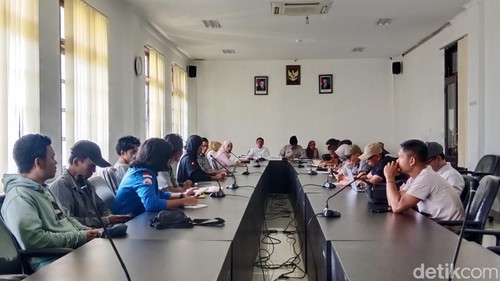 Suasana audiensi mahasiswa dan pemuda dari Aliansi Gumi Patuh Karya bersama Komisi IV DPRD Lombok Timur, Jumat (26/9/2025). (Foto: Sanusi Ardi W/detikBali)