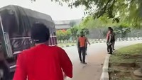 Sule saat itu sedang membawa mobil pikap double cabin. Foto: dok Channel YouTube Sule