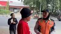 Setelah dicek, Surat KIR Sule sudah habis sehingga ia pun pasrah untuk ditilang. Gak apa-apa kalau mau ditilang, saya buru-buru mau syuting, Pak, jelas Sule. Foto: dok Channel YouTube Sule