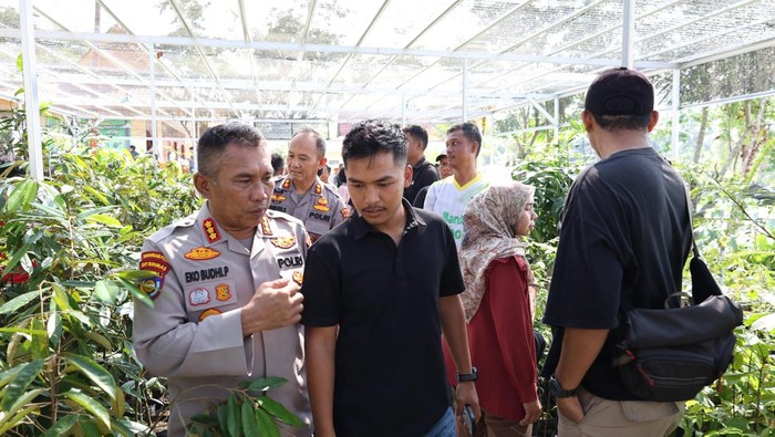 Tabung Harmoni Hijau Polda Riau jadi tempat pembibitan dan pengembangan wirausaha. Pada Jumat (26/9/2025) pagi tadi, Dirbinmas Polda Riau Kombes Eko Budhi Purwono mengajak sejumlah wartawan Riau berkunjung ke Tabung Harmoni Hijau.