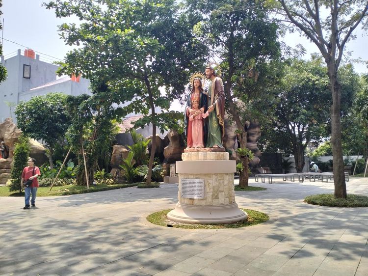 Sejuk dan Khusyuk di Taman Doa Kasih Mulia Sejati