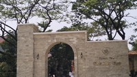 Gerbang ini menjadi pintu masuk bagi pengunjung Taman Doa Kasih Mulia Sejati yang beriokasi di Jakarta Barat. Sebelum masuk gerbang, tiap pengunjung diminta mengisi daftar tamu lebih dulu (dok. Qonita Hamidah/detik travel)