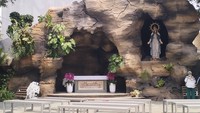 Setelah menelusuri Jalan Salib, pengunjung bisa berhenti di Goa Maria untuk berdoa atau sekadar mencari kesejukan. Seperti area lain di Taman Doa, Goa Maria ini sangat sejuk dengan banyak pohon rindang (dok. Qonita Hamidah/detik travel)