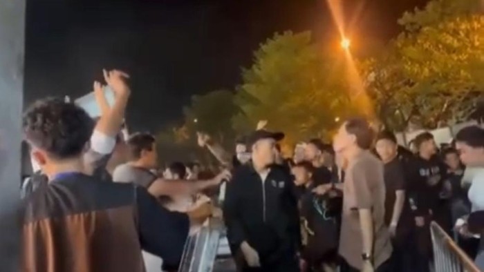 Tangkapan layar video kericuhan konser di halaman parkir Mal Pipo Makassar.