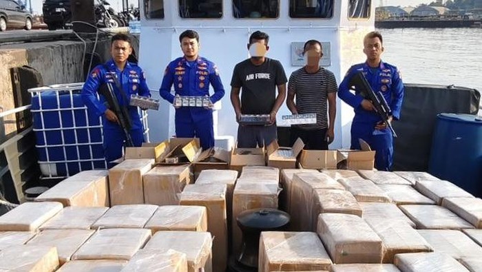 Tim Patroli KP Anis Madu-3009, Baharkam Polri, gagalkan penyelundupan rokok ilegal di perairan Batam. (Dok Tim Patroli KP Anis Madu-3009 Baharkam Polri)
