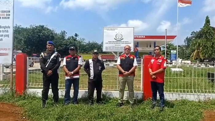 Tim penyidik Kejati Bengkulu saat menyita SPBU di Bengkulu terkait dugaan korupsi tambang