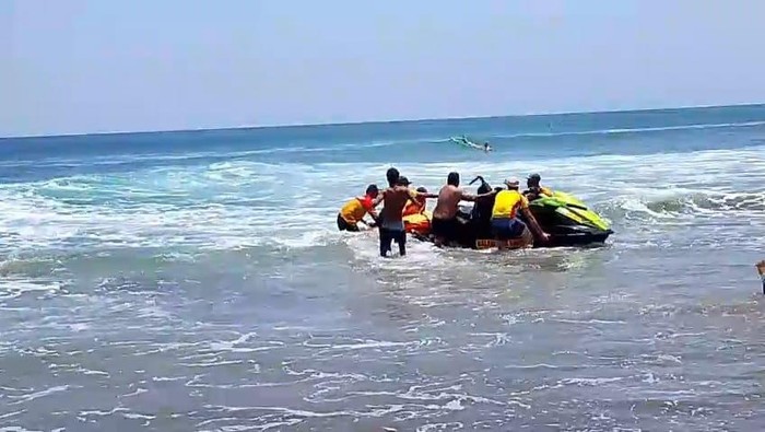 Tim SAR gabungan saat mengevakuasi turis Inggris, Harrison Edward Nada Kontounas, yang tewas tenggelam terseret arus di Pantai Legian, Kuta, Badung, Bali. (Foto: Kantor SAR Denpasar)