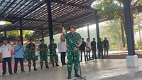 Dandim 0502 Jakarta Utara Kolonel Inf Dony Gredinand mengajak warga menjaga kebersihan sungai dan mengingatkan bahwa TNI lahir dari rakyat untuk rakyat. Foto: Dok. TNI