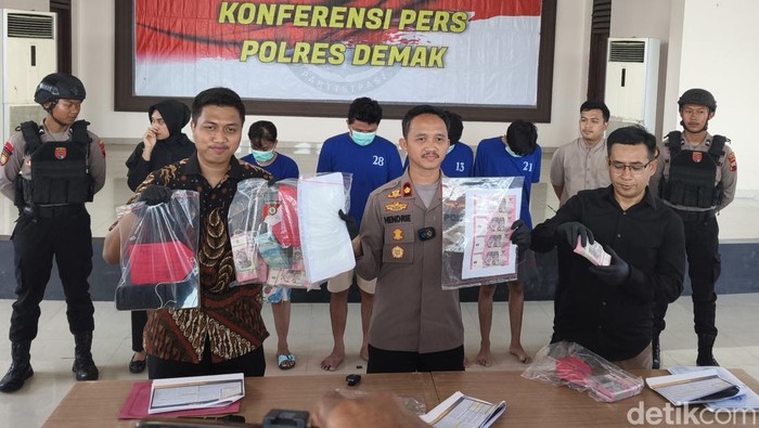 Rilis kasus penangkapan 4 orang produsen sekaligus pengedar uang palsu di Polres Demak, Jumat (26/9/2025).
