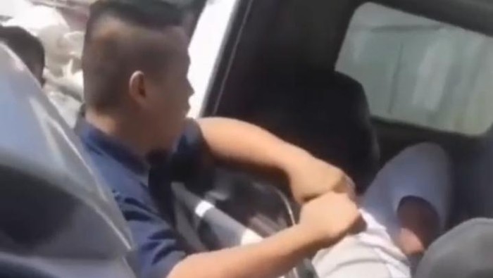 Viral pemobil ngaku tentara pukul sopir truk di Pemalang.