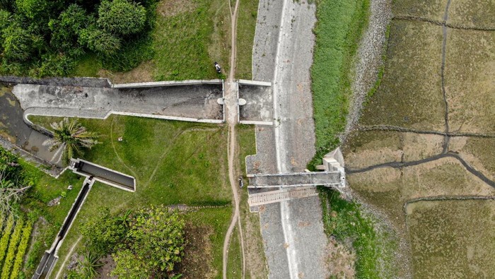 Foto udara kondisi Waduk Perning yang mengering di Jatikalen, Nganjuk, Jawa Timur, Jumat (26/9/2025). Sejak satu bulan terakhir, waduk yang berfungsi untuk perikanan, wisata, dan irigasi seluas sekitar 1.000 hektare lahan pertanian itu mengering akibat musim kemarau. ANTARA FOTO/Muhammad Mada