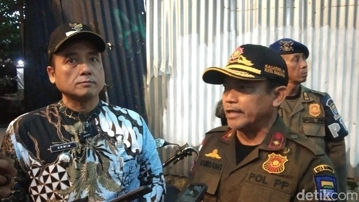 Wakil Wali Kota Bandung Erwin saat menginspeksi reklame diduga ilegal yang dibangun di Jl Riau