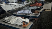 Bayangkan 8 hari di Portopalo hanya bisa menanti sesuatu yang tak pasti, ditambah berminggu-minggu di Sidi Bou Said, tidur di pelabuhan dengan selembar sleeping bag. Semuanya telah berusaha, melakukan ikhtiar terbaik menuju Gaza, ungkapnya memperlihatkan saat mereka harus tidur di pelabuhan. Foto: Instagram @wandahamidahbsa