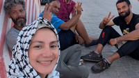 Wanda Hamidah sebelumnya mengabarkan kapal Kaiser yang dia tumpangi tak bisa lanjut berlayar menuju Gaza. Gak cuma kapal Kaiser, ada beberapa kapal lain yang gak bisa melanjutkan pelayaran dalam Global Sumud Flotilla karena berbagai hal, mulai dari kapal mengalami kerusakan hingga kondisi kapal yang gak memungkinkan mengarungi Laut Mediterania. Foto: Instagram @wandahamidahbsa