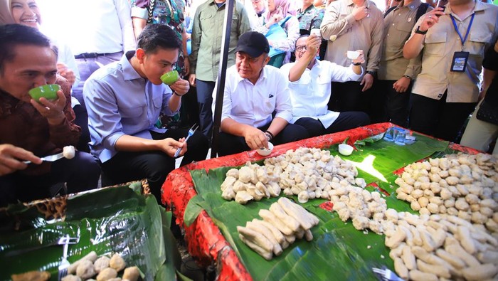 Wapres Gibran dan Gubernur Sumsel Herman Deru saat menikmati pempek di Palembang.