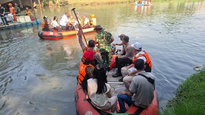 TNI dan Warga Gelar Bersih Sungai di Jakut
