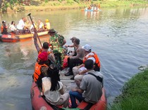 TNI dan Warga Gelar Bersih Sungai di Jakut