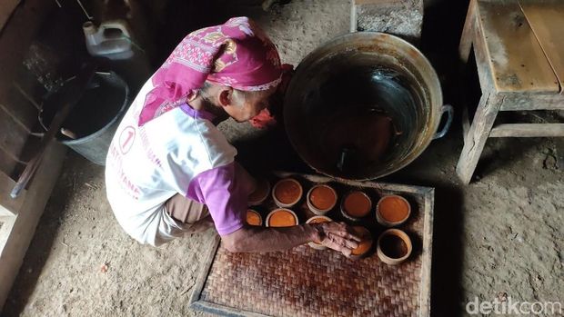 Warga memproduksi gula aren di Kampung Adat Kuta Ciamis.